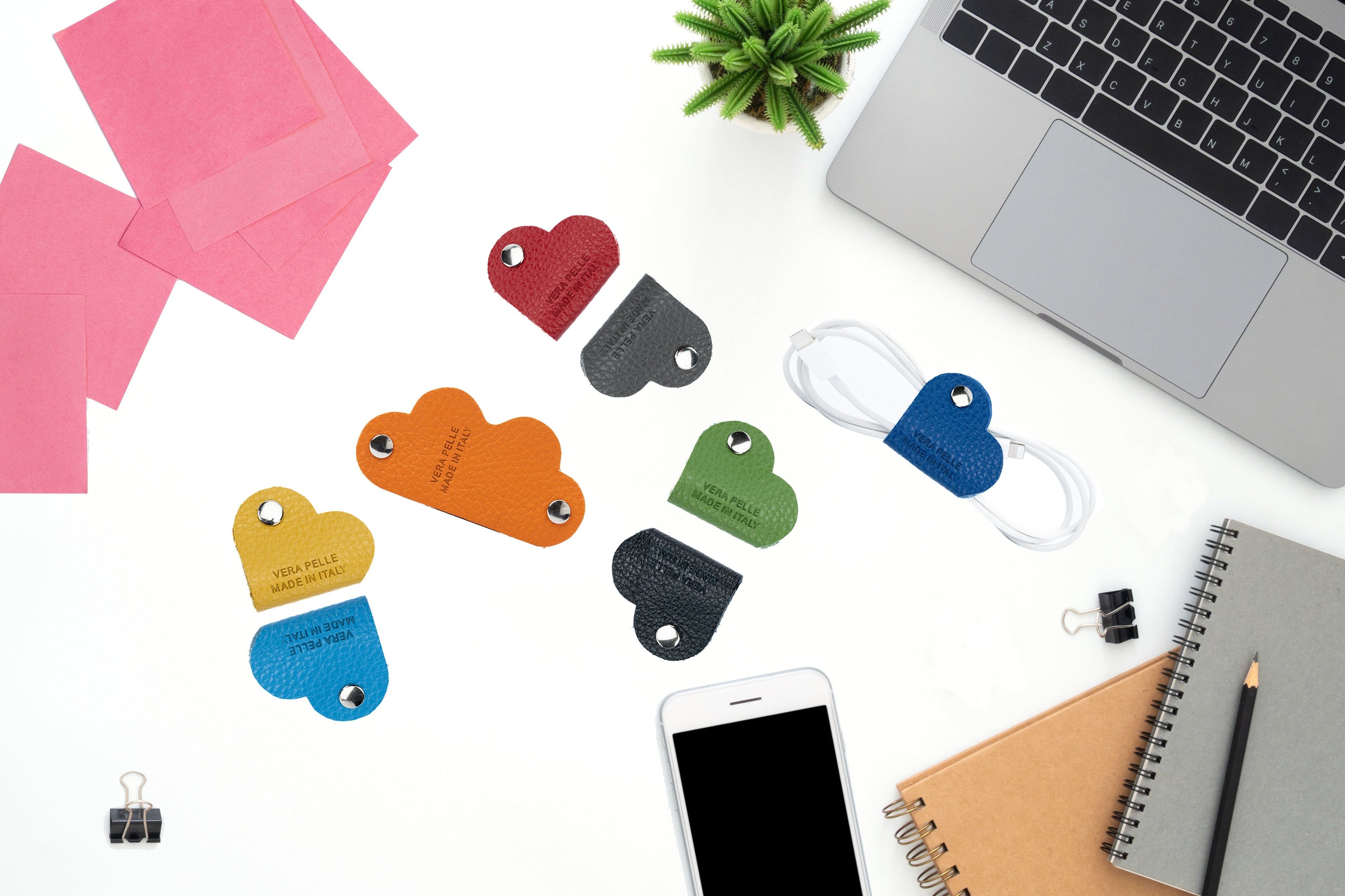 K0039DB | Avvolgicavo Cuore Made in Italy in Vera Pelle pieno fiore, grana dollaro - Colore Blu - Dimensioni: cm 5 x 8 x 0,5 - Confezione: Gift Box rigido fondo/coperchio-1